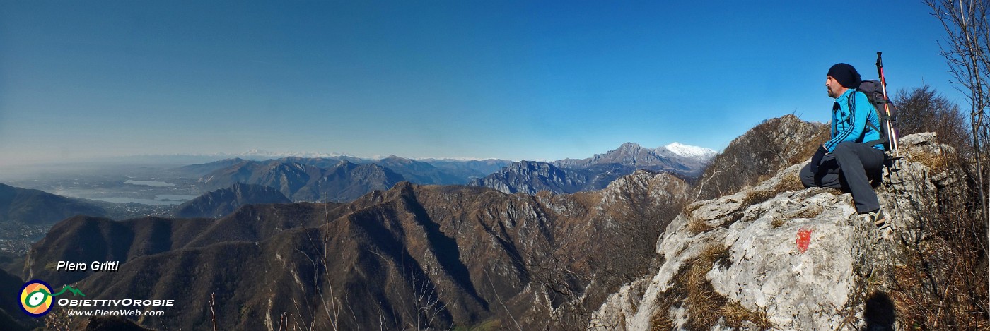 66 In cresta sulla Corna Camozzera con vista verso  i laghi brianzoli.jpg